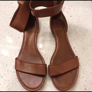 Frye 9.5 Brown Leather sandal Carson Zip flat